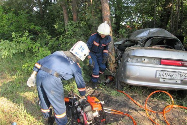 Автомобилист врезался в дерево во время обгона